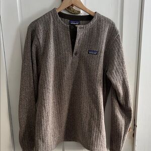 Men’s Patagonia fleece shirt